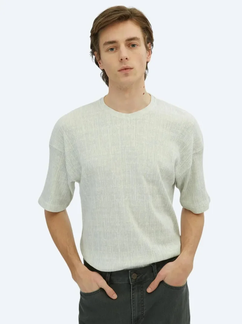 كيب تيشيرت قطني مخلوط مطبوع بلون كاكي فاتح برقبة دائرية